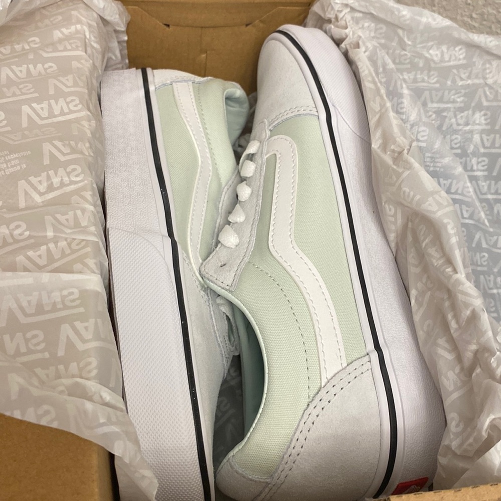 Vans womens shoes size 8.5 white new in box